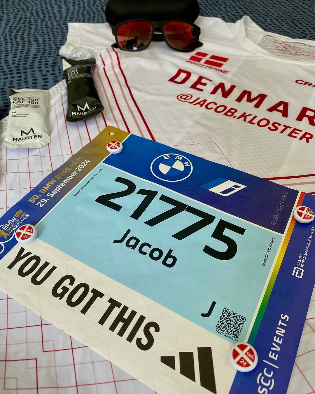 jacob.kloster Outfittet til morgnens udfordringer! Mit @berlinmarathon nr. 2🔥 Jeg glæder mig vildt og håber jeg kan leve op til mine egne forventninger og sætter den PR jeg ønsker. @evers.r