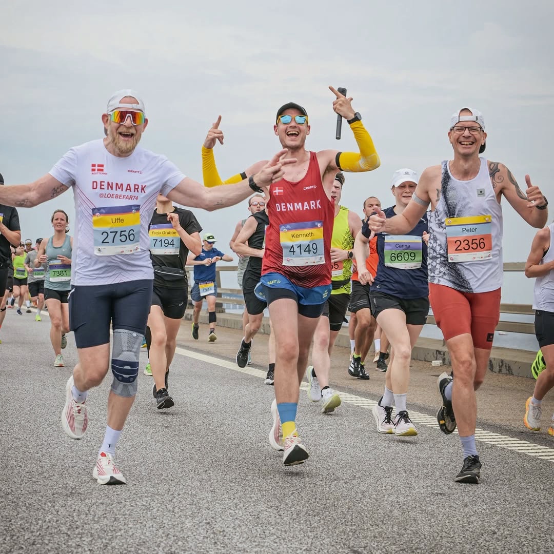 petermenschen Broløbet på Øresundsbroen sidste søndag var en fest med Gutterne og 40.000 andre. En af de sjældne begivenheder. Der skulle ikke løbes race, der var ikke en PB der skulle nås. Der var en