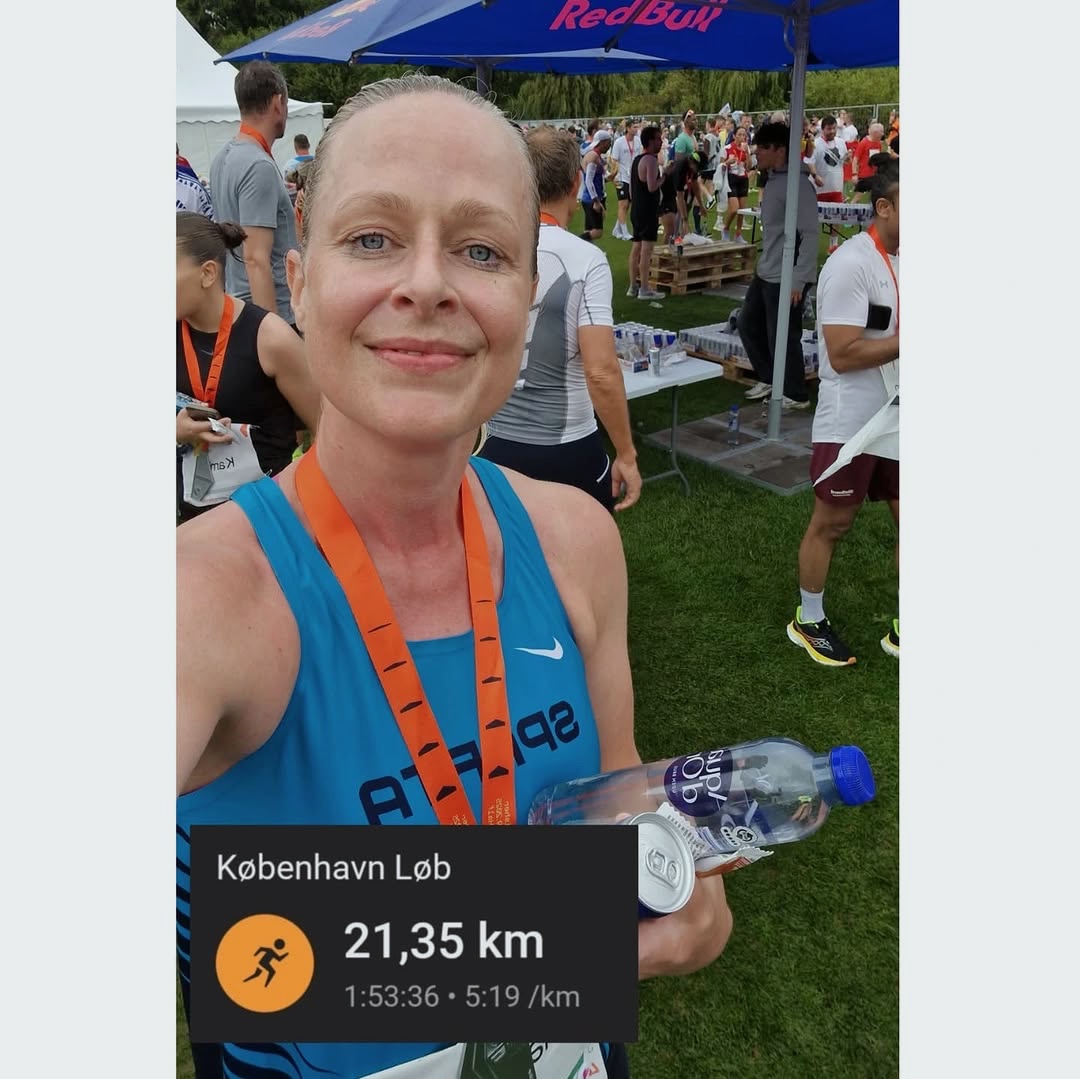 mary_de_b Én af årets store løbefester til @cphhalf Allerede inden start fik vi et ordentligt regnskyl 🌧️og det var pisse koldt at vente på start, de første 2 km gik lidt hurtigt, skulle bare ha
